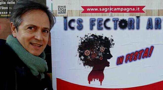 Idilio Galeotti, presidente di Ics Fectori Art, con il cartellone degli appuntamenti a Modigliana