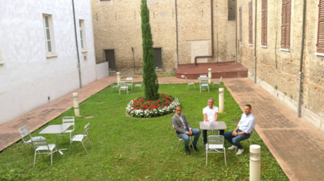 Il giardino della Biblioteca Malatestiana (foto d'archivio)