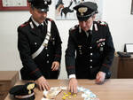 La droga e il materiale sequestrato all'uomo dai Carabinieri