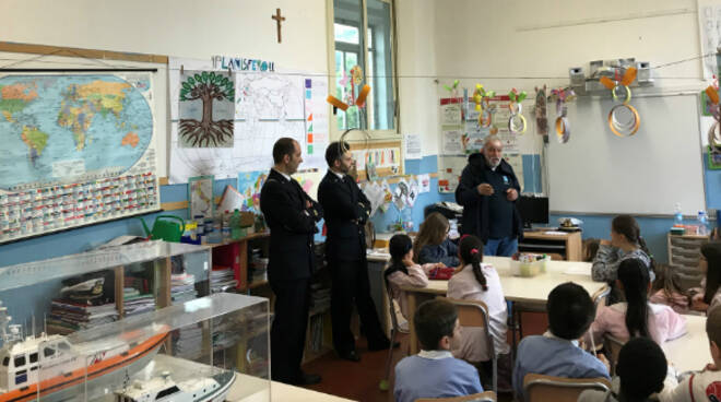 Nella foto l'incontro tra gli studenti e il personale della Capitaneria di Porto