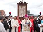 Un momento della processione con l'arcivescovo Lorenzo Ghizzoni