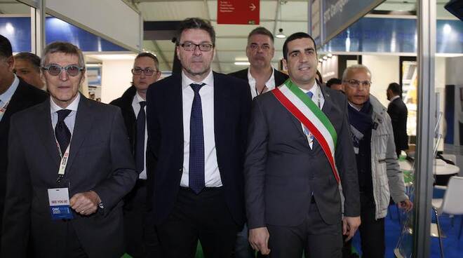 Il sottosegretario Giancarlo Giorgetti durante la sua visita all'Omc