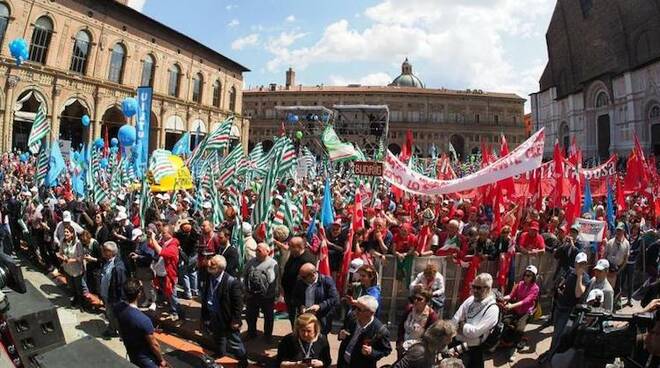 La manifestazione sindacale del Primo Maggio a Bologna (fonte Il Sole 24 Ore)