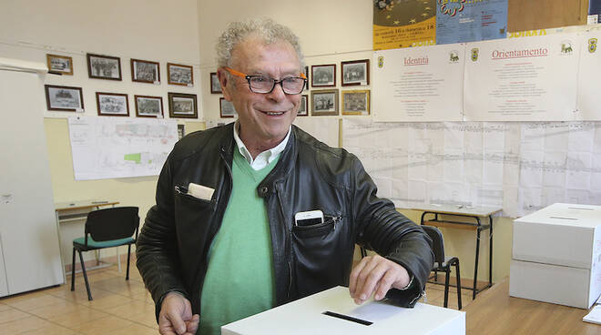 Massimo Medri vota nelle primarie che lo hanno visto prevalere su Gianni Grandu