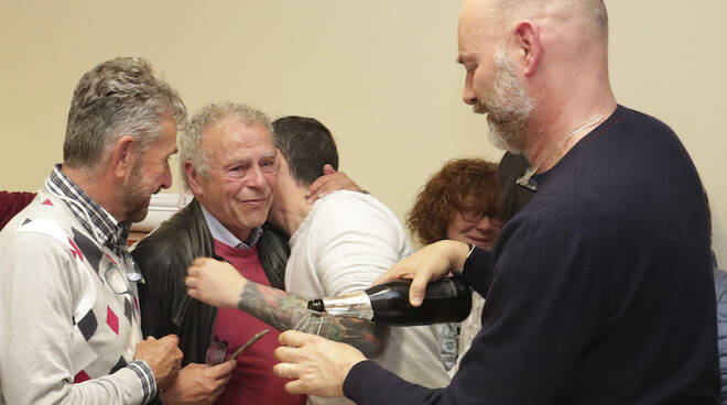 Un Massimo Medri visibilmente commosso festeggia con i suoi sostenitori