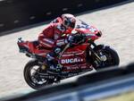 Andrea Dovizioso, 33 anni, in sella alla sua Ducati sulla pista olandese di Assen (foto media Ducati)