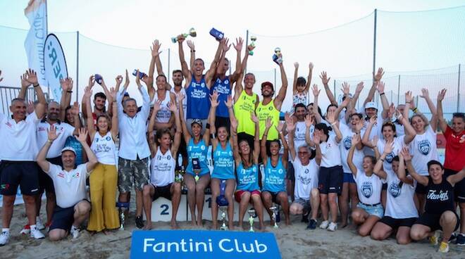 Foto di gruppo per la festa per i 35 anni del beach volley al Fantini Club
