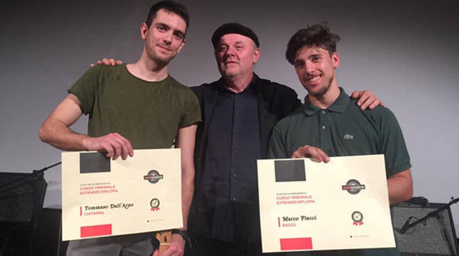 Giordano Sangiorgi del Mei premia per Artistation Marco Placci e Tommaso Dall'Arno