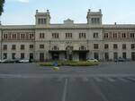 L'esterno della stazione ferroviaria di Forlì (foto d'archivio)