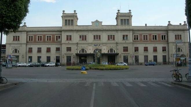 L'esterno della stazione ferroviaria di Forlì (foto d'archivio)