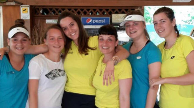 Le ragazze della Scuola Tennis che Sandra Cecchini gestisce al Ten di Pinarella