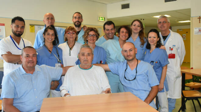 Nella foto Spartaco Castagnoli con gli infermieri e medici