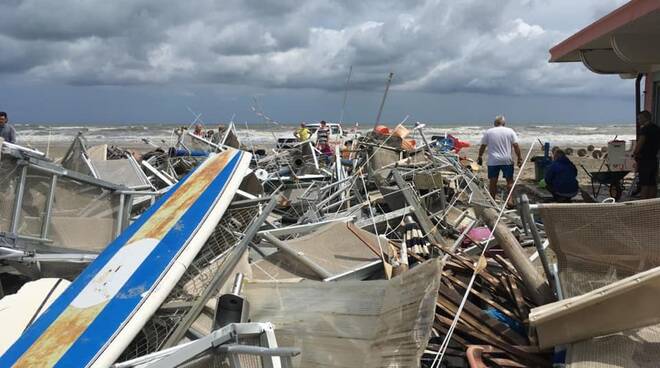 maltempo - danni in spiaggia Milano Marittima