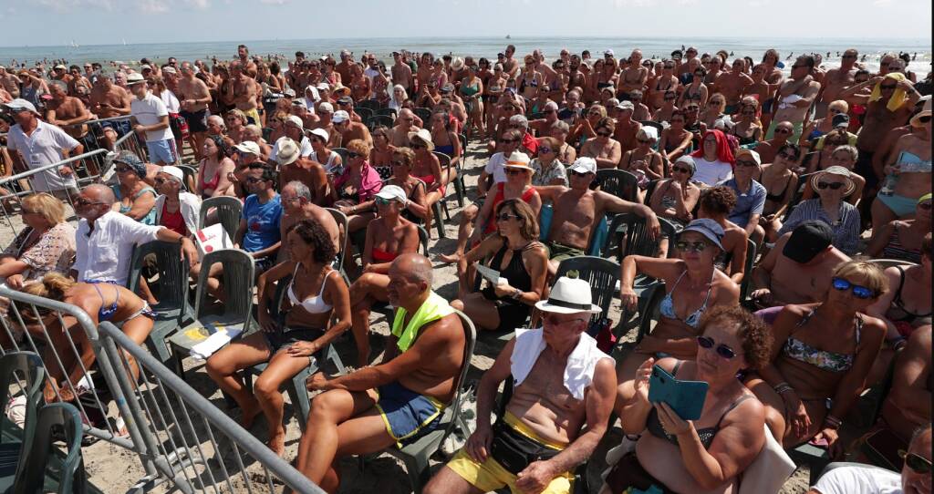 Al Ferragosto di Cervia sono sbarcati gli autori: spiaggia piena per vedere Marescotti e gli altri