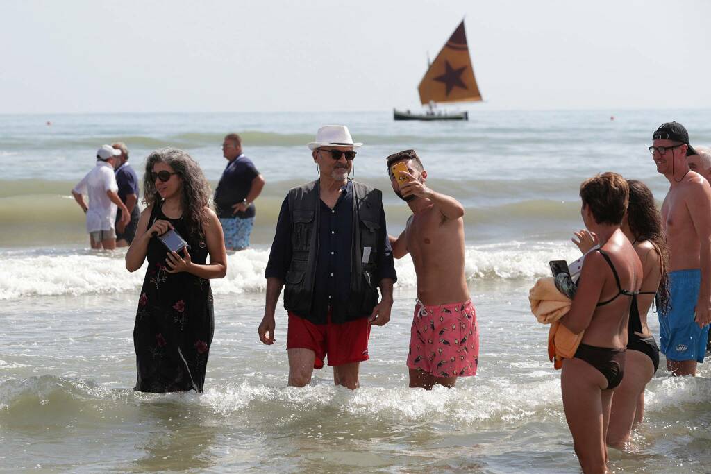 Al Ferragosto di Cervia sono sbarcati gli autori: spiaggia piena per vedere Marescotti e gli altri