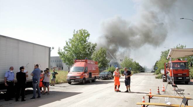 Vasto incendio dalle prime ore del 9 agosto alla Lotras di Faenza