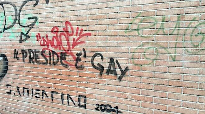 “Preside gay” sui muri del Liceo scientifico di Ravenna