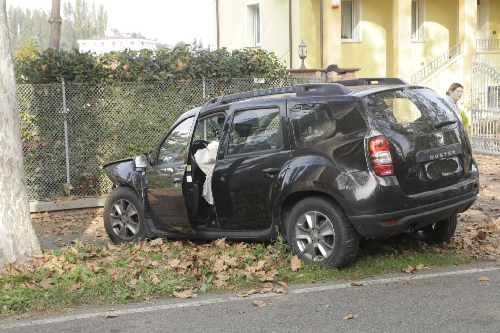 Scontro tra due auto a Lugo, una è della Polizia