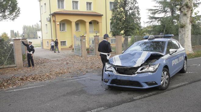 Scontro tra due auto a Lugo, una è della Polizia