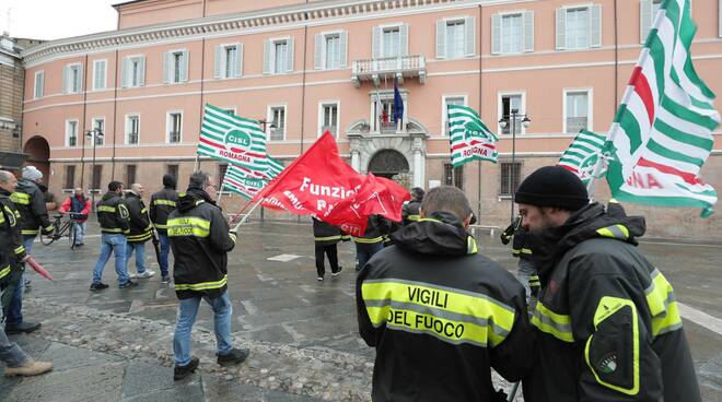 Vigili del Fuoco manifestano in piazza a Ravenna