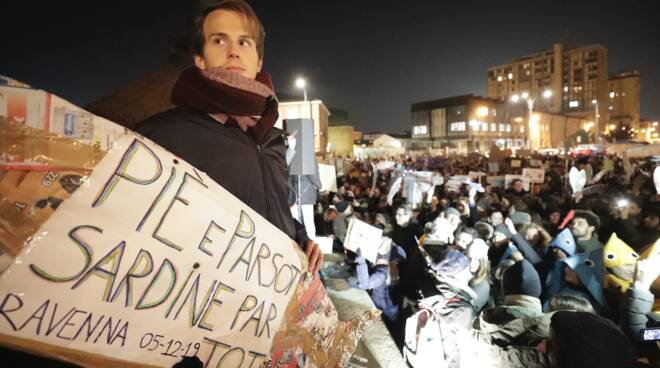 5 dicembre 2019: una marea di Sardine in Darsena a Ravenna