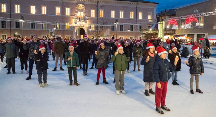 albero di natale umano dei bimbi della Mordani di Ravenna