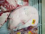 Cucciolo di maiale esposto ‘intero’ al banco macelleria: “Mancanza di buon gusto” denuncia Enpa Ravenna