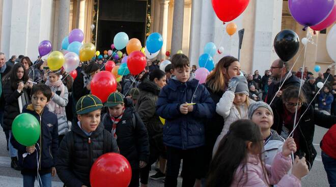 Fiorita dei bambini: un mare di palloncini biodegradabili invade il Duomo di Ravenna