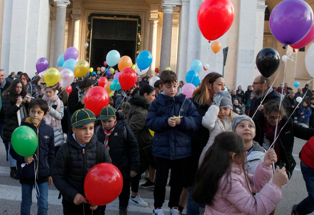 Fiorita dei bambini: un mare di palloncini biodegradabili invade il Duomo  di Ravenna 