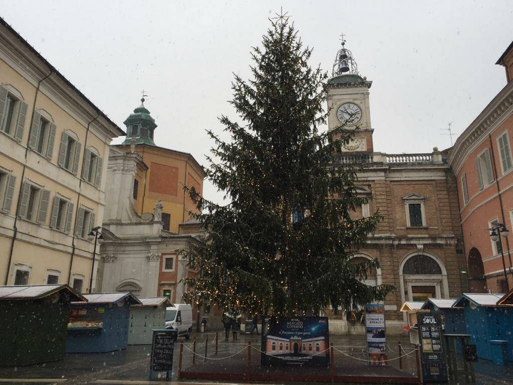 Nevica su tutta la provincia di Ravenna: i fiocchi cadono dal mare alla città