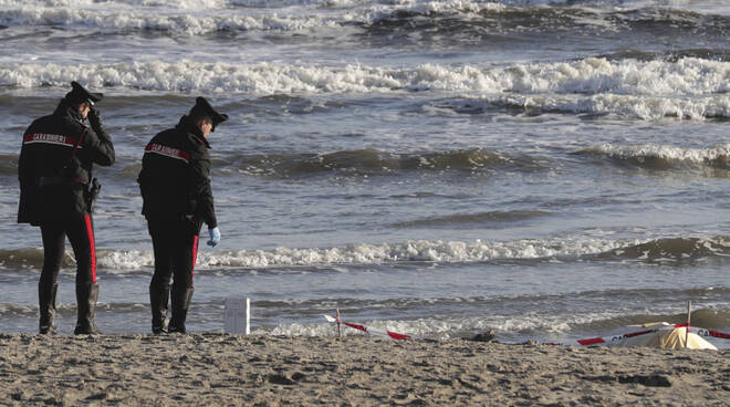 cadavere in spiaggia