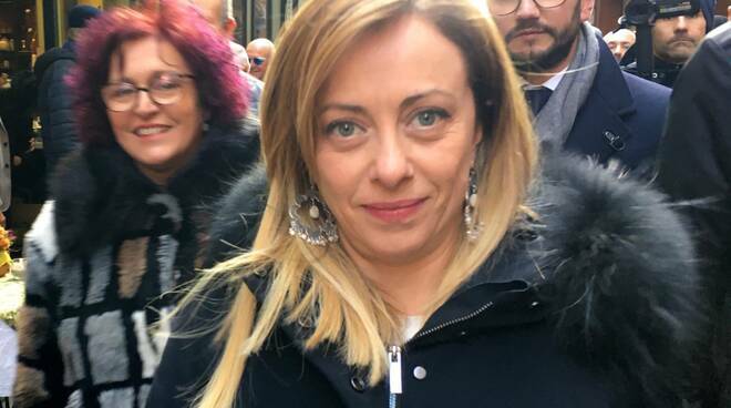 Giorgia Meloni infiamma i supporter di Fratelli d’Italia nel tour in centro a Ravenna