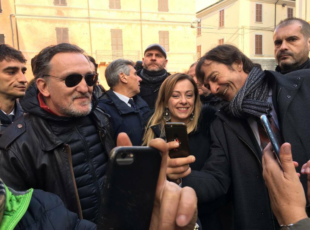 Giorgia Meloni infiamma i supporter di Fratelli d’Italia nel tour in centro a Ravenna