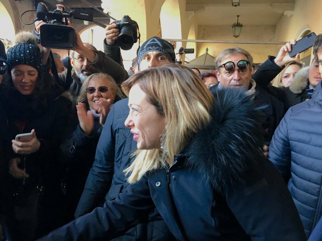 Giorgia Meloni infiamma i supporter di Fratelli d’Italia nel tour in centro a Ravenna