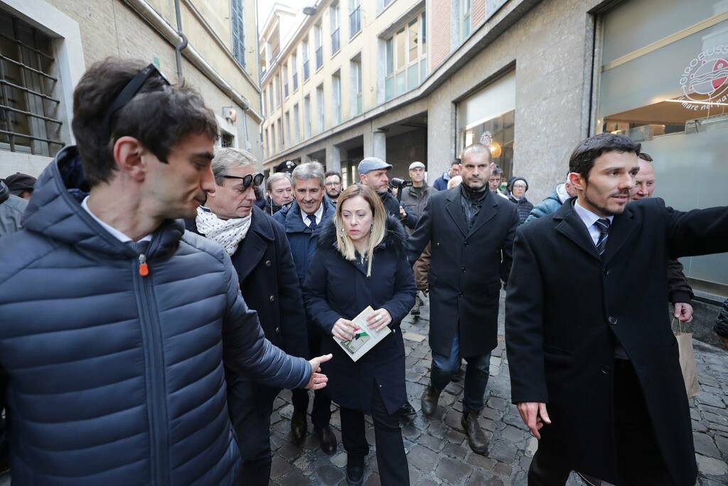 Giorgia Meloni infiamma i supporter di Fratelli d’Italia nel tour in centro a Ravenna