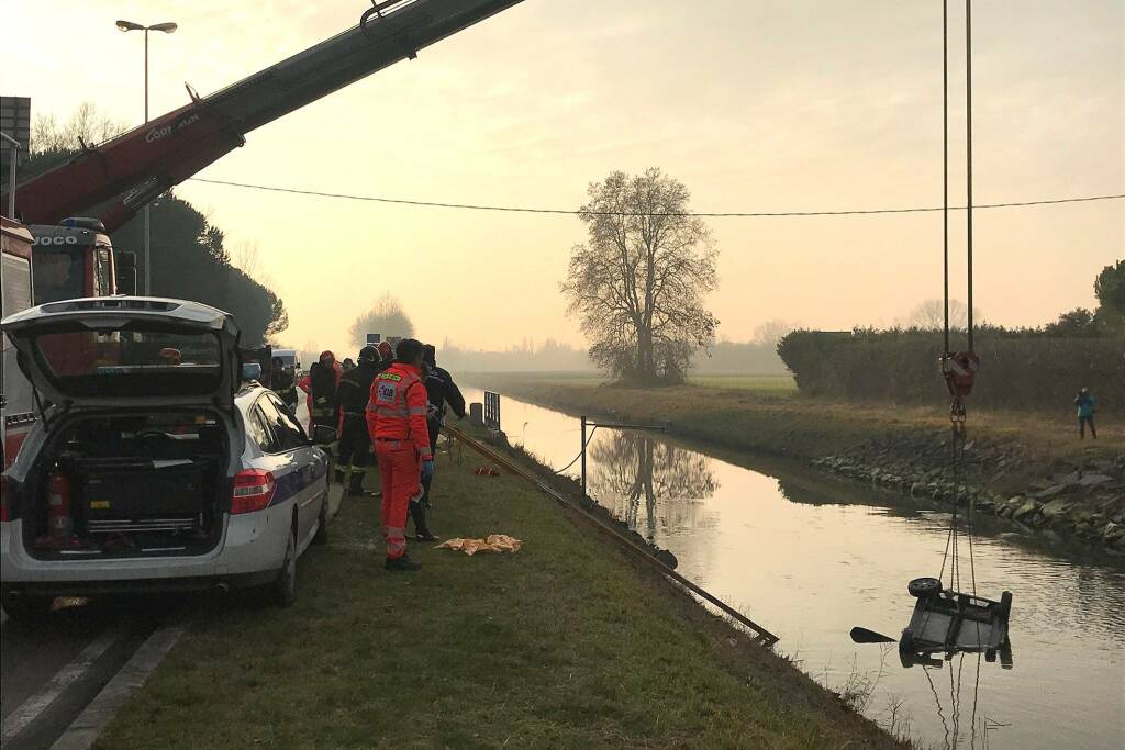 Incidente stradale: minicar finisce nel canale a Milano Marittima, muore ragazzo di 17 anni