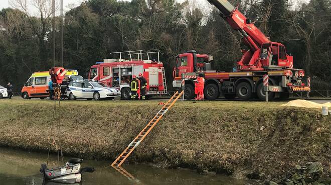 Incidente stradale: minicar finisce nel canale a Milano Marittima, muore ragazzo di 17 anni