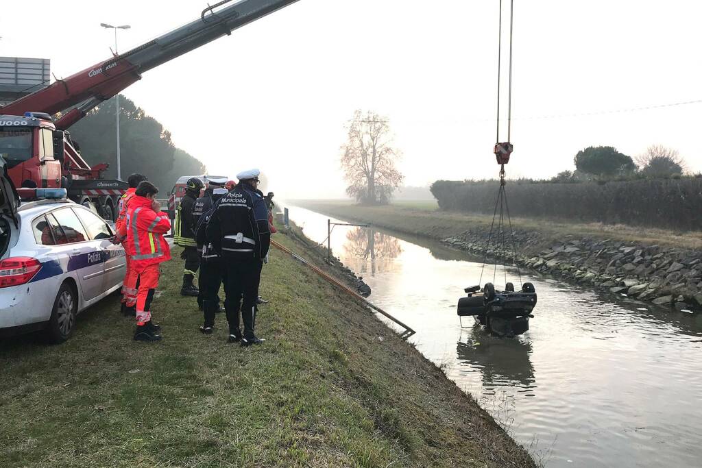 Incidente stradale: minicar finisce nel canale a Milano Marittima, muore ragazzo di 17 anni