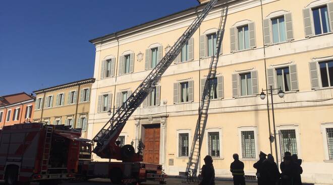 intervento vigili piazza del popolo tegole pericolanti