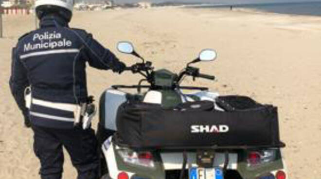 Polizia_Controllo spiaggia quad