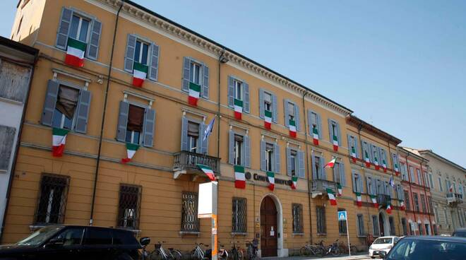 Tricolore alle finestre di Confcommercio Ravenna: “omaggio a chi sta facendo sacrifici per il bene comune”