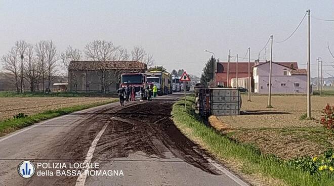 Un camion perde il carico, quello che seguiva ci scivola sopra: incidente fra S.Agata e Ca di Lugo