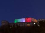 San Leo illumina la fortezza con la bandiera Italiana: “Un segnale forte di unità nazionale per superare la crisi”