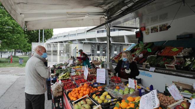 il mercato torna in piazza sighinolfi