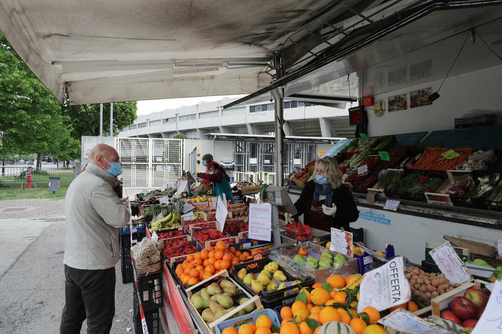 il mercato torna in piazza sighinolfi
