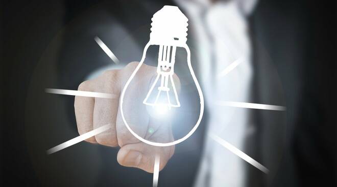 innovazione idea creatività lampadina