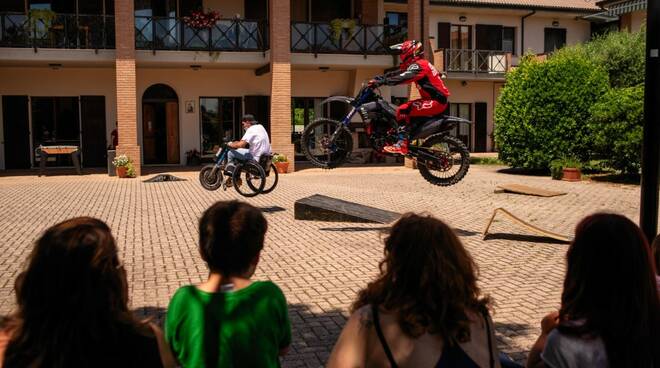 3.000 km per portare mascherine a ospedali e bisognosi: sbarcano in Romagna i biker di ‘Mask to Ride