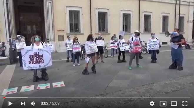 "Ci chiamano eroi poi ci voltano le spalle”: gli infermieri manifestano a Ravenna