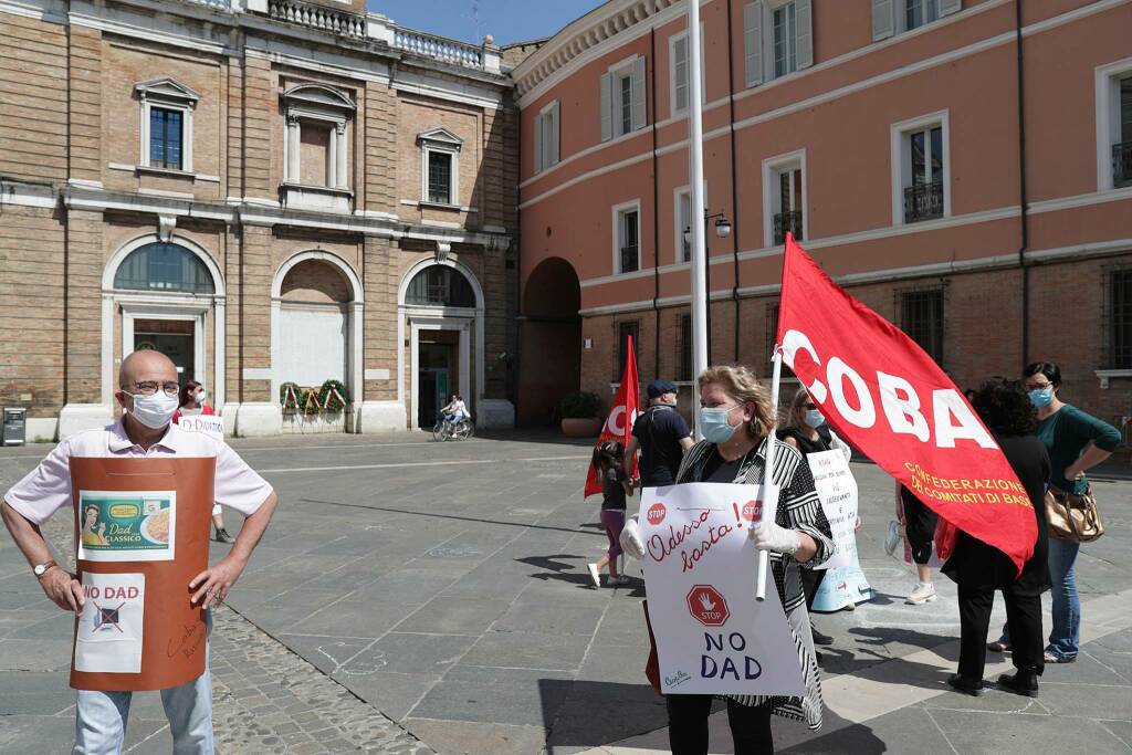 Manifestazione in piazza del Popolo a Ravenna per la scuola in presenza