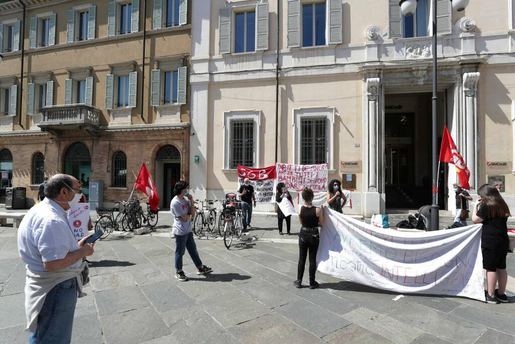 Manifestazione in piazza del Popolo a Ravenna per la scuola in presenza